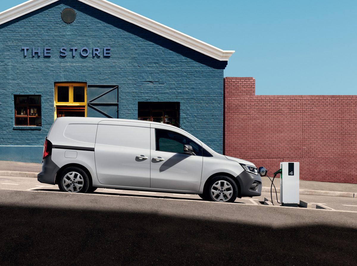 Srebrny Renault Kangoo VAN E-Tech electric widziany z boku przy ładowarce