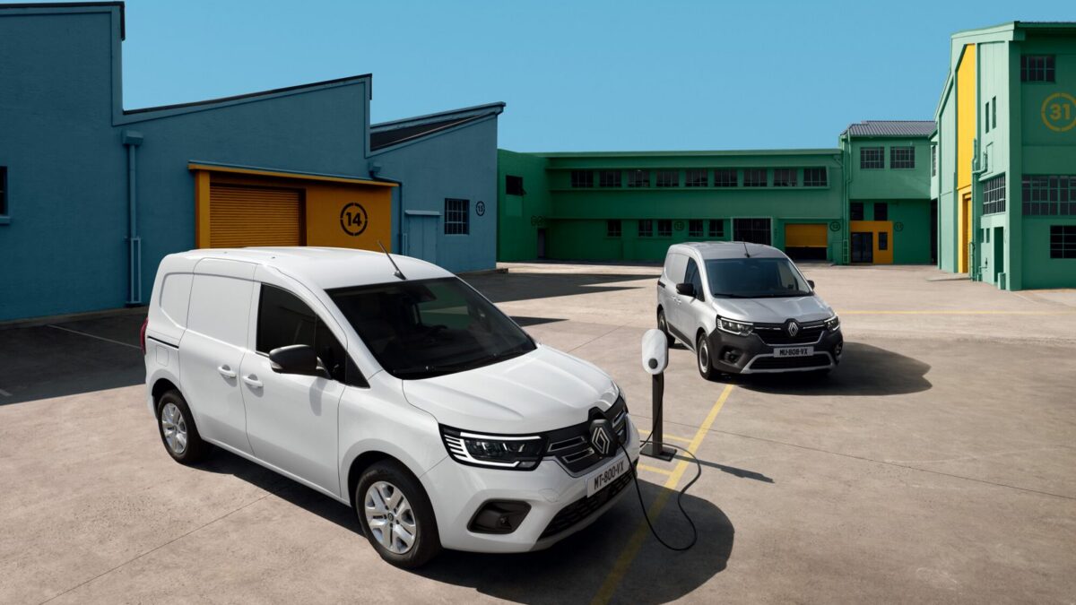 Biały Renault Kangoo VAN E-Tech electric z kablem ładowania przy ściennej ładowarce