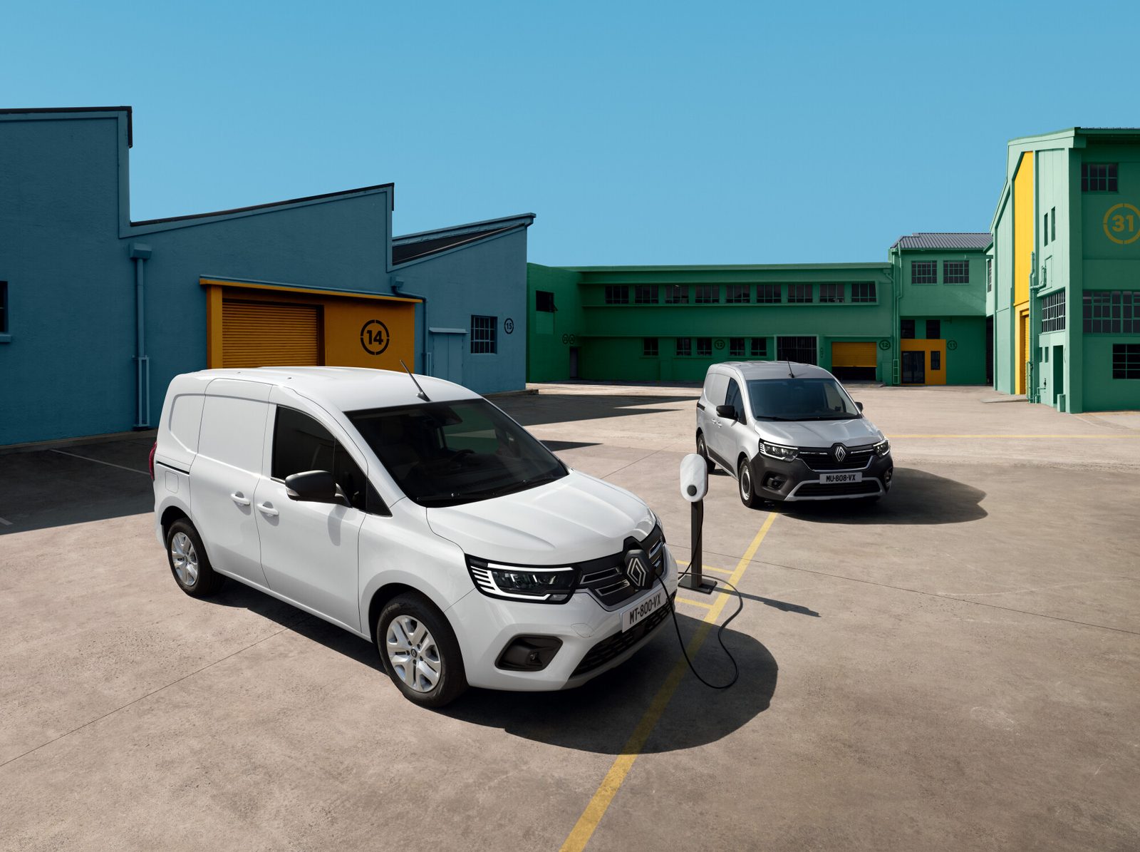 Biały Renault Kangoo VAN E-Tech electric z kablem ładowania przy ściennej ładowarce