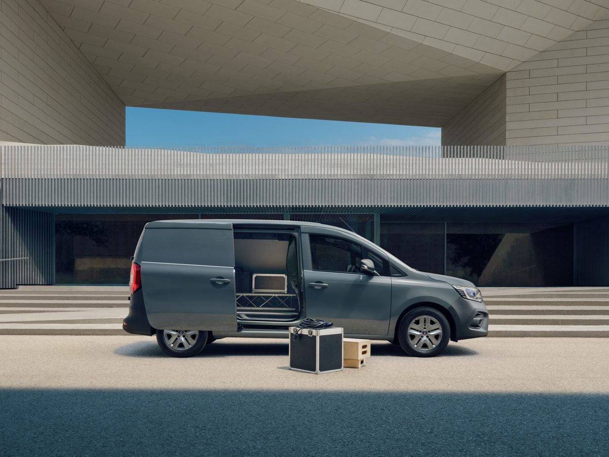 Renault Kangoo VAN E-Tech electric z otwartymi drzwiami ładunkowymi i skrzynią z kablem ładowania