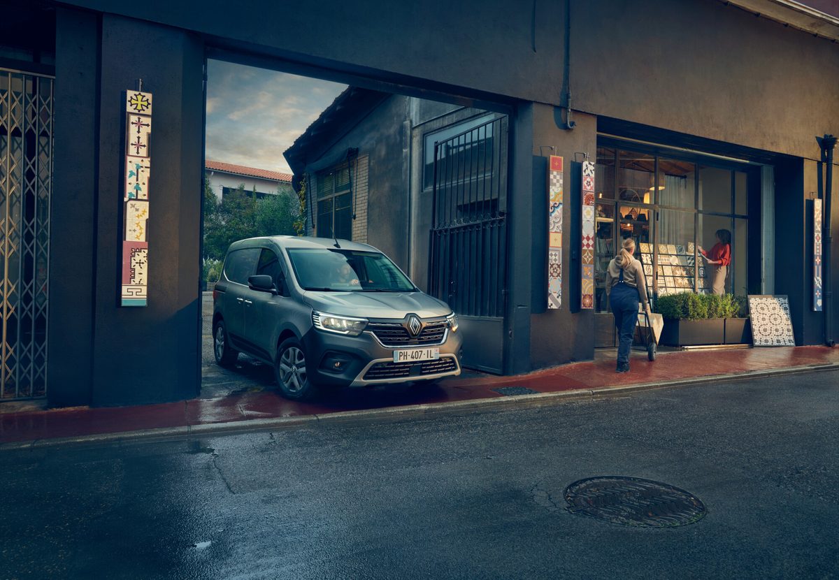 Renault Kangoo VAN E-Tech electric z otwartymi przesuwnymi drzwiami i widoczną przestrzenią ładunkową