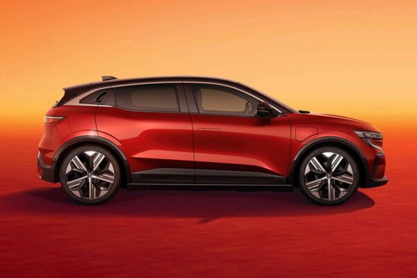 Renault Mégane E-Tech – widok z boku