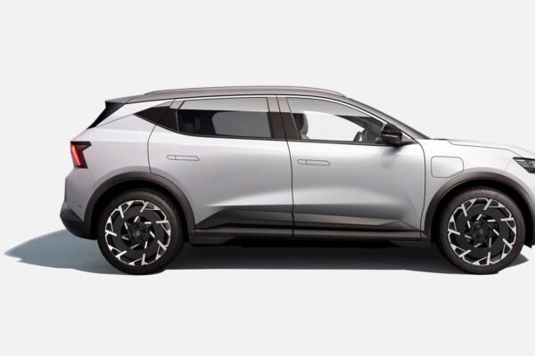 Renault Scénic E-Tech – widok z boku