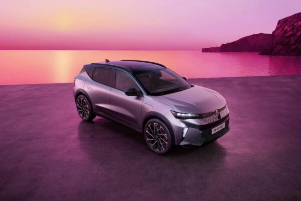 Renault Scénic E-Tech (2024) – widok z przodu