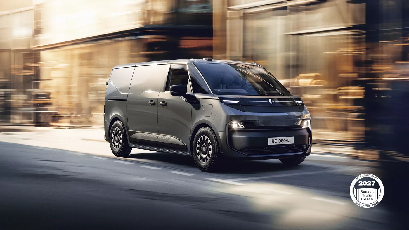 Renault Trafic Van E-Tech electric w ciemnym lakierze podczas jazdy, zdjęcie prasowe producenta