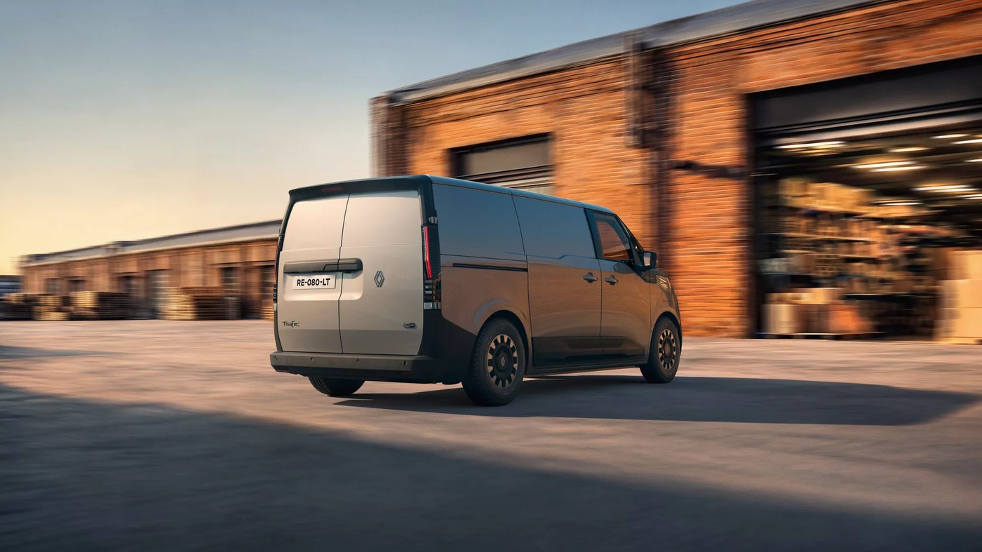 Tył nadwozia Renault Trafic Van E-Tech electric z napisem Trafic i dzielonymi drzwiami