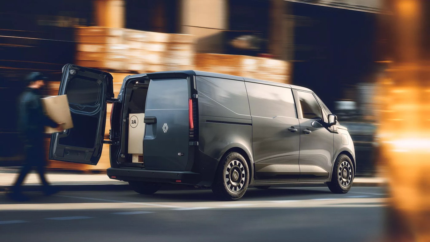 Renault Trafic Van E-Tech electric z otwartymi tylnymi drzwiami podczas załadunku przesyłki