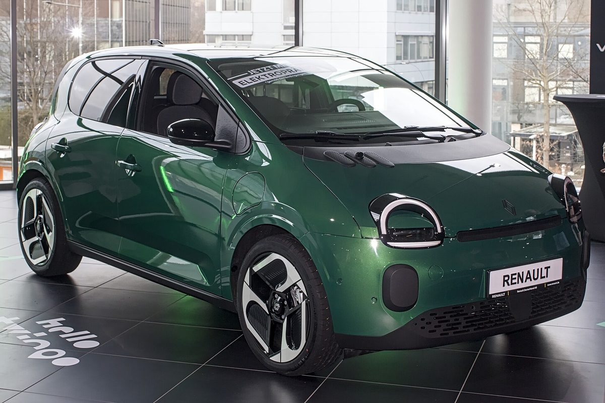 Nowy Renault Twingo E-Tech electric w zielonym lakierze w salonie sprzedaży
