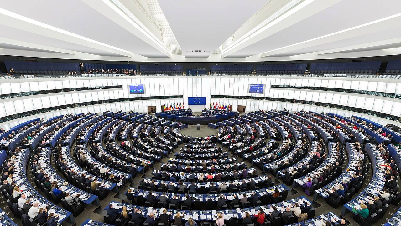 Sala plenarna Parlamentu Europejskiego w Strasburgu podczas sesji