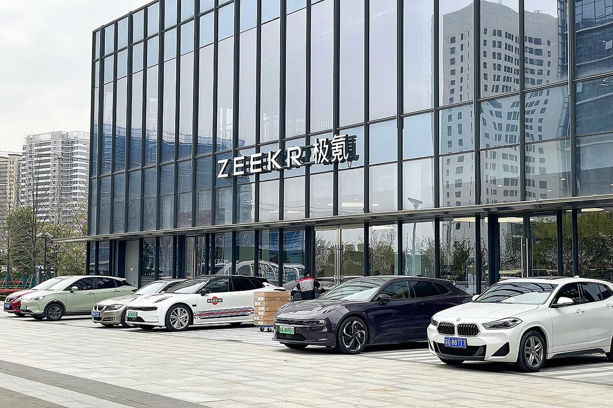 Budynek salonu dostawczego Zeekr w chińskim Shenzhen