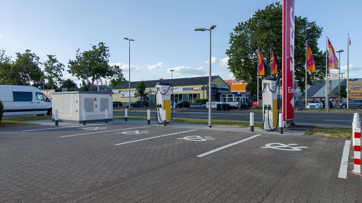 Stacja ładowania Shell Recharge z ładowarkami szybkiego ładowania przy drodze
