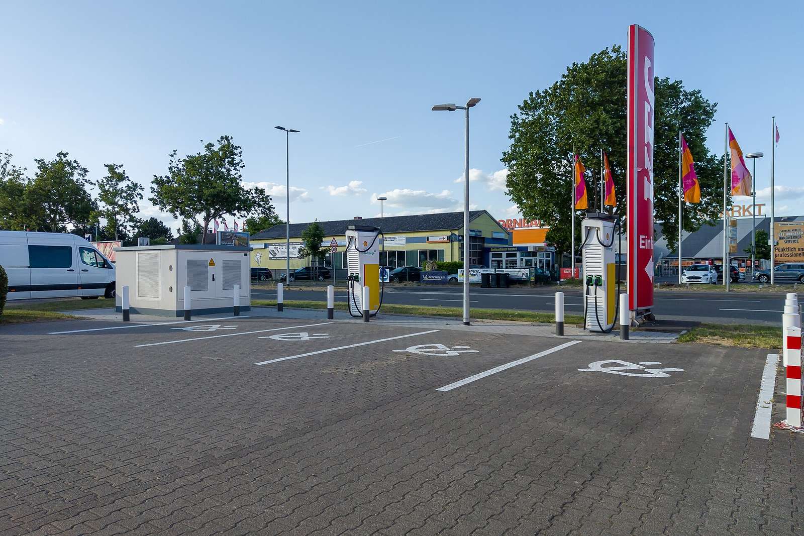 Stacja ładowania Shell Recharge z ładowarkami szybkiego ładowania przy drodze