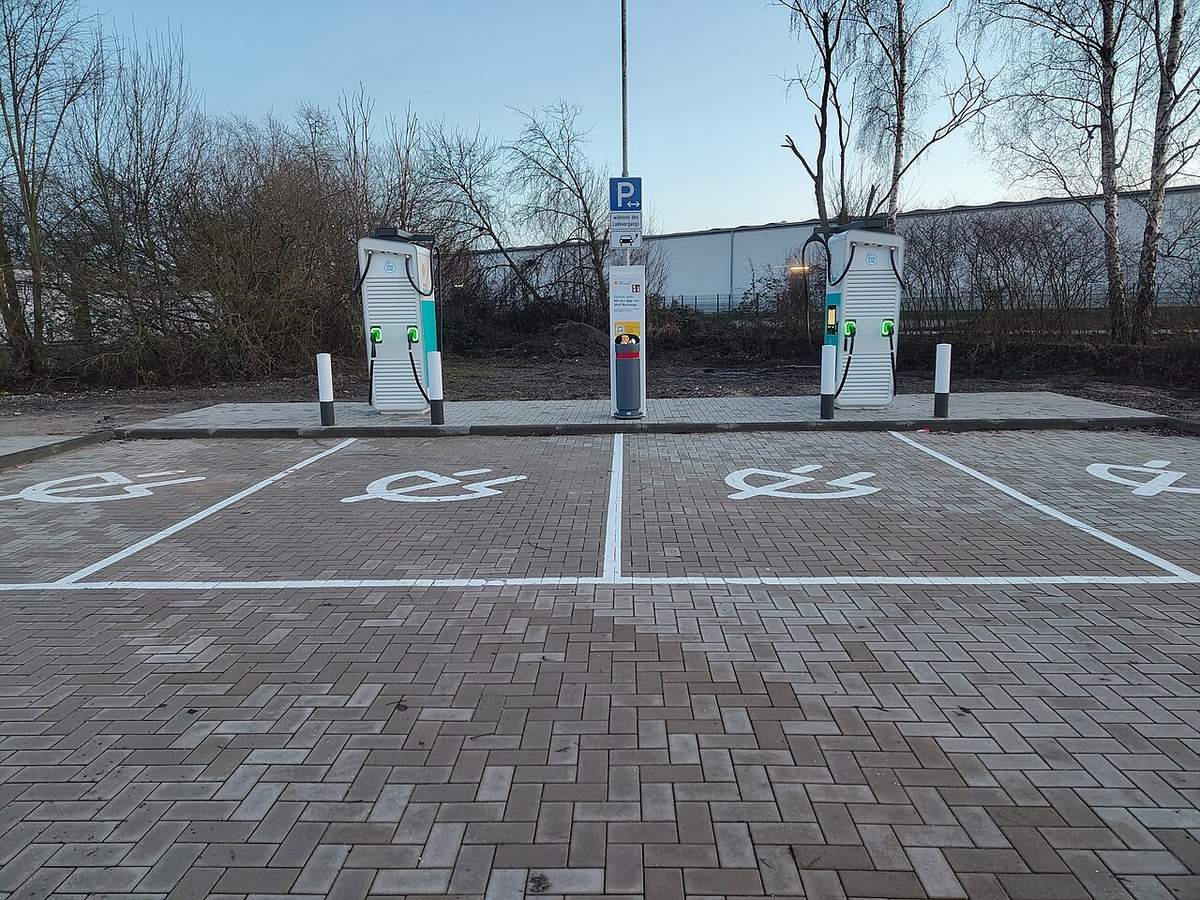 Dwa stanowiska ładowania samochodów elektrycznych przy stacji paliwowej