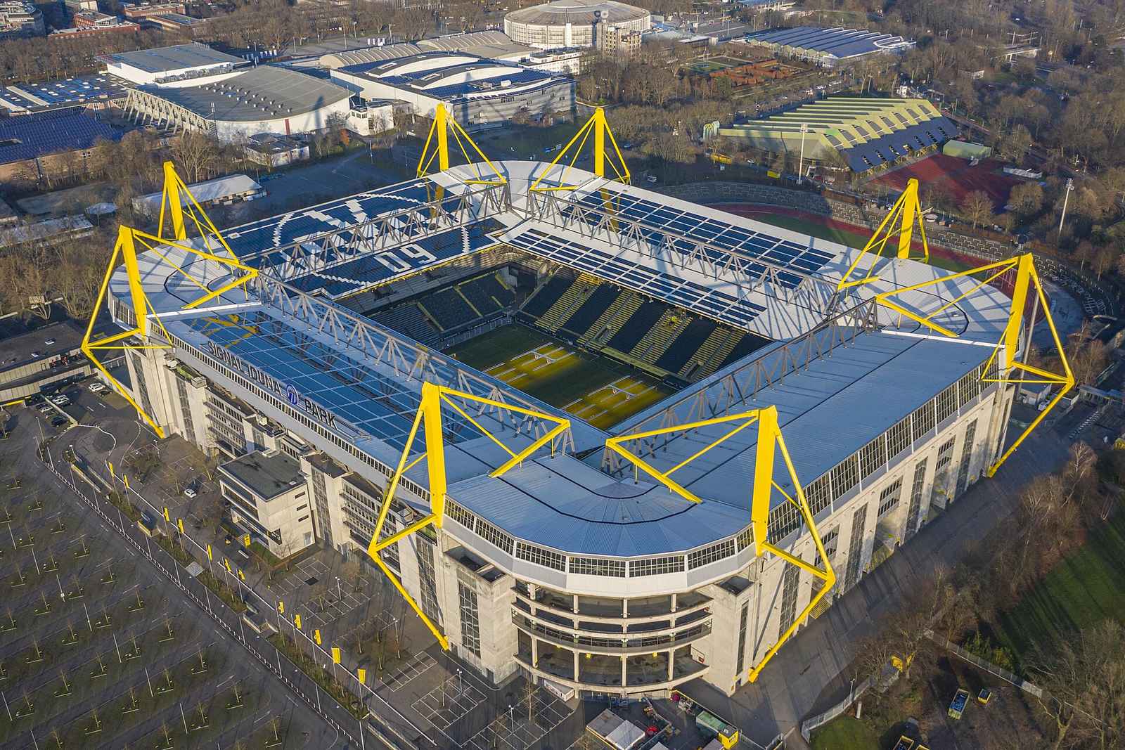 Stadion Signal Iduna Park w Dortmundzie widziany z lotu ptaka