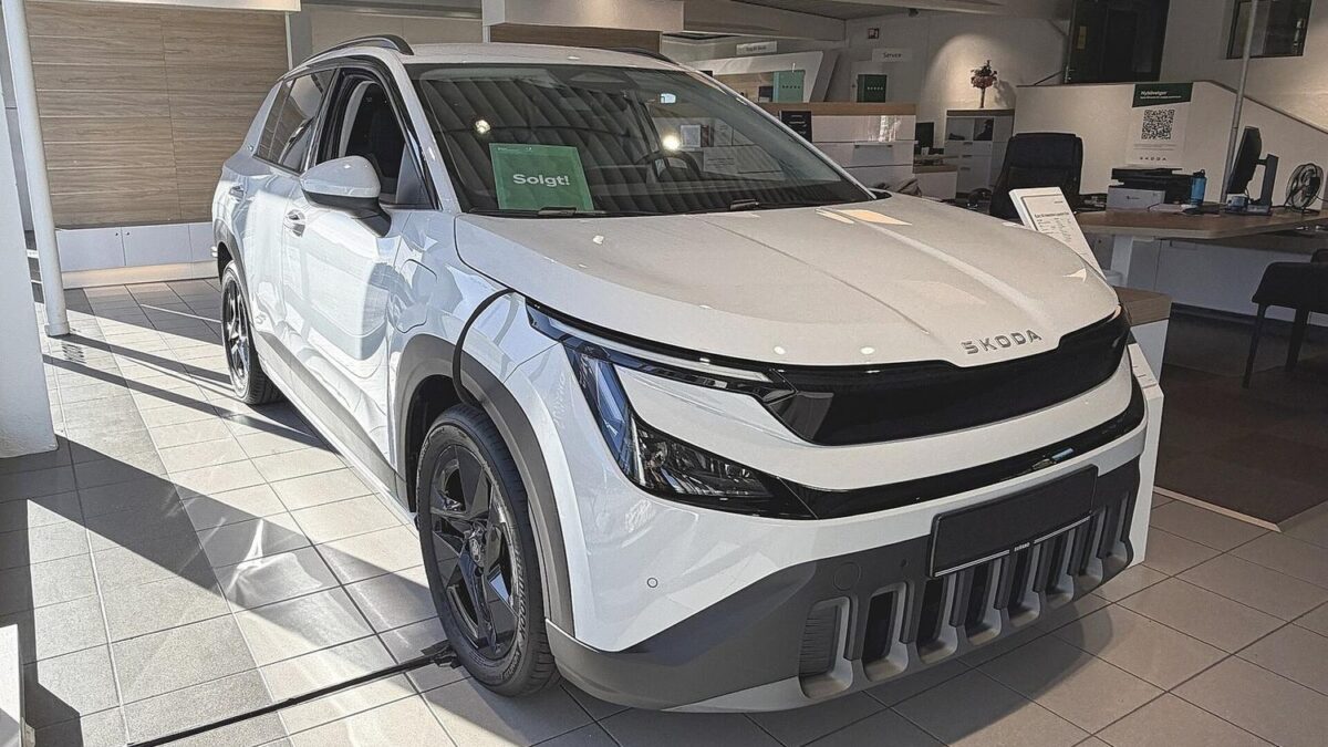 Biała Škoda Epiq w salonie, widok na przedni pas i reflektory
