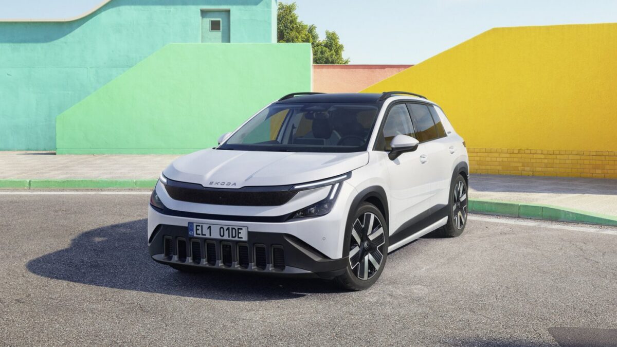 Biała Škoda Epiq z czarnym dachem, miejski crossover widziany z przodu