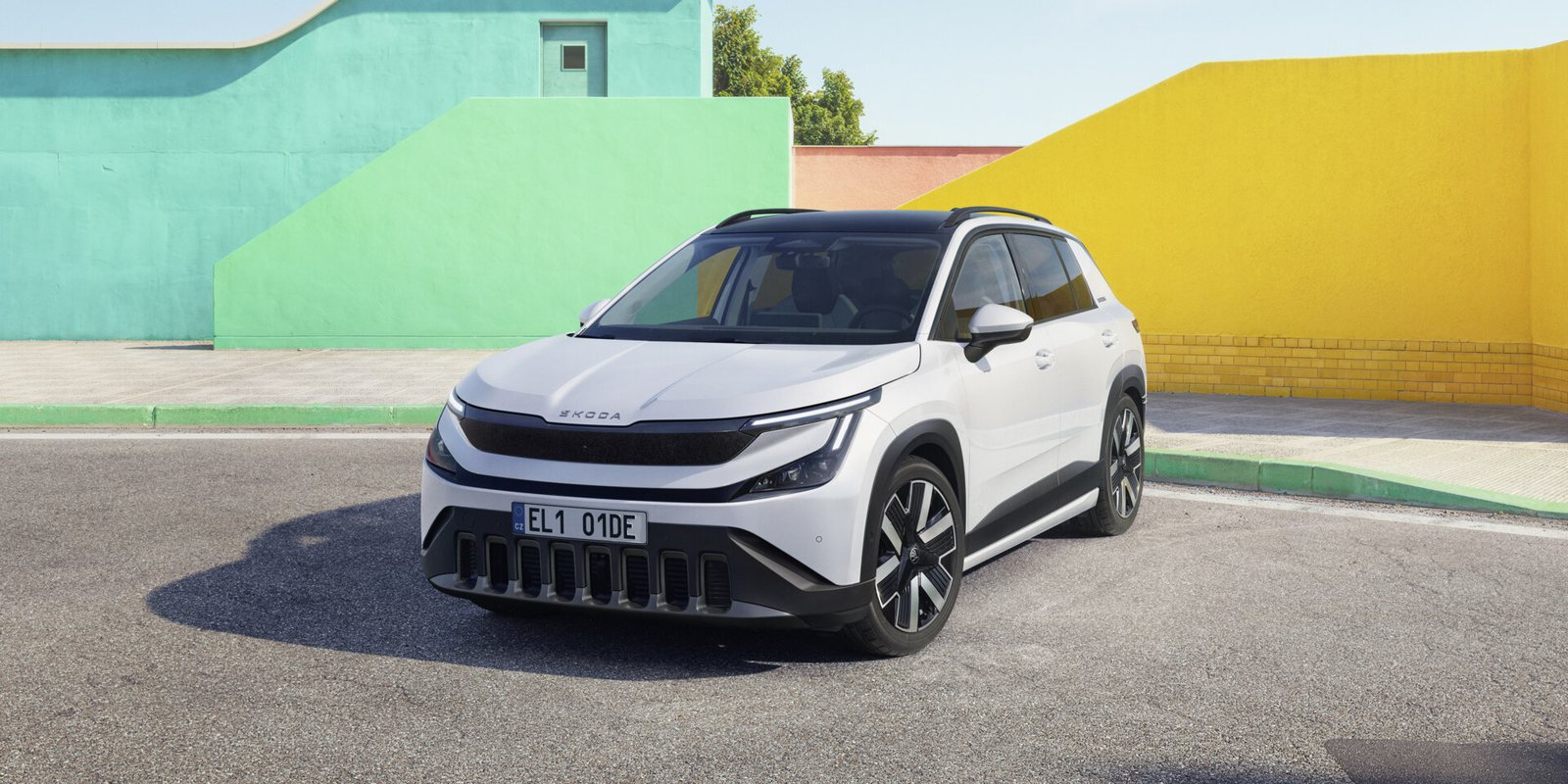 Biała Škoda Epiq z czarnym dachem, miejski crossover widziany z przodu