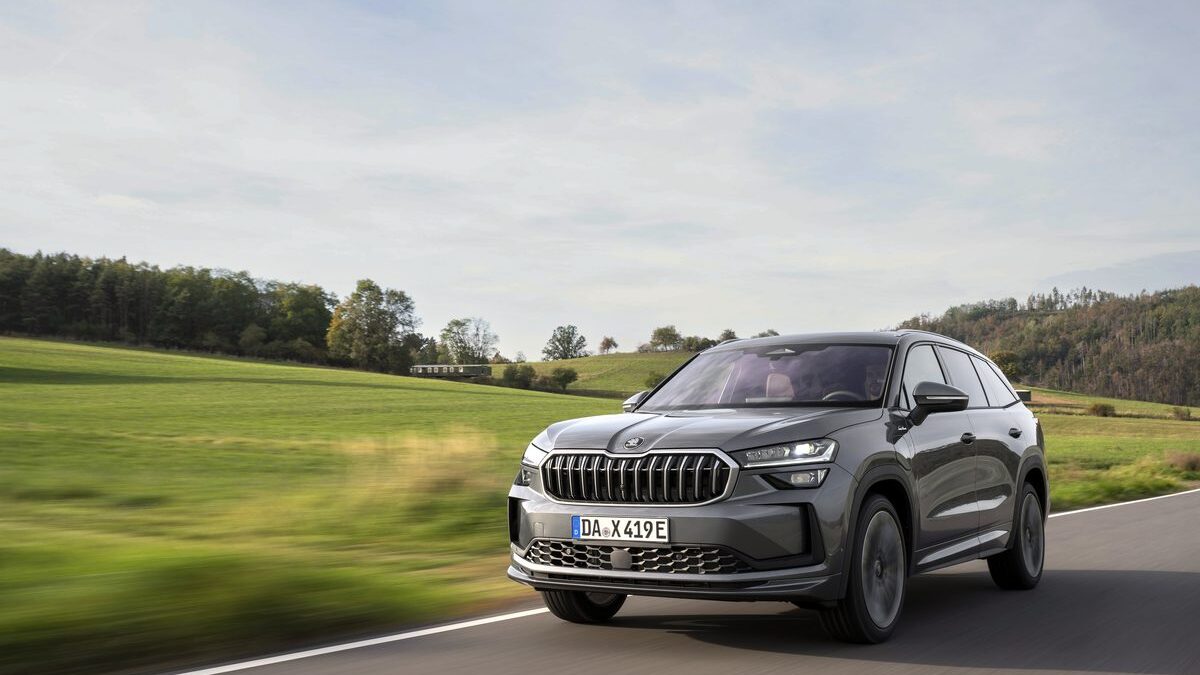 Škoda Kodiaq w wersji plug-in hybrid podczas jazdy po wiejskiej drodze