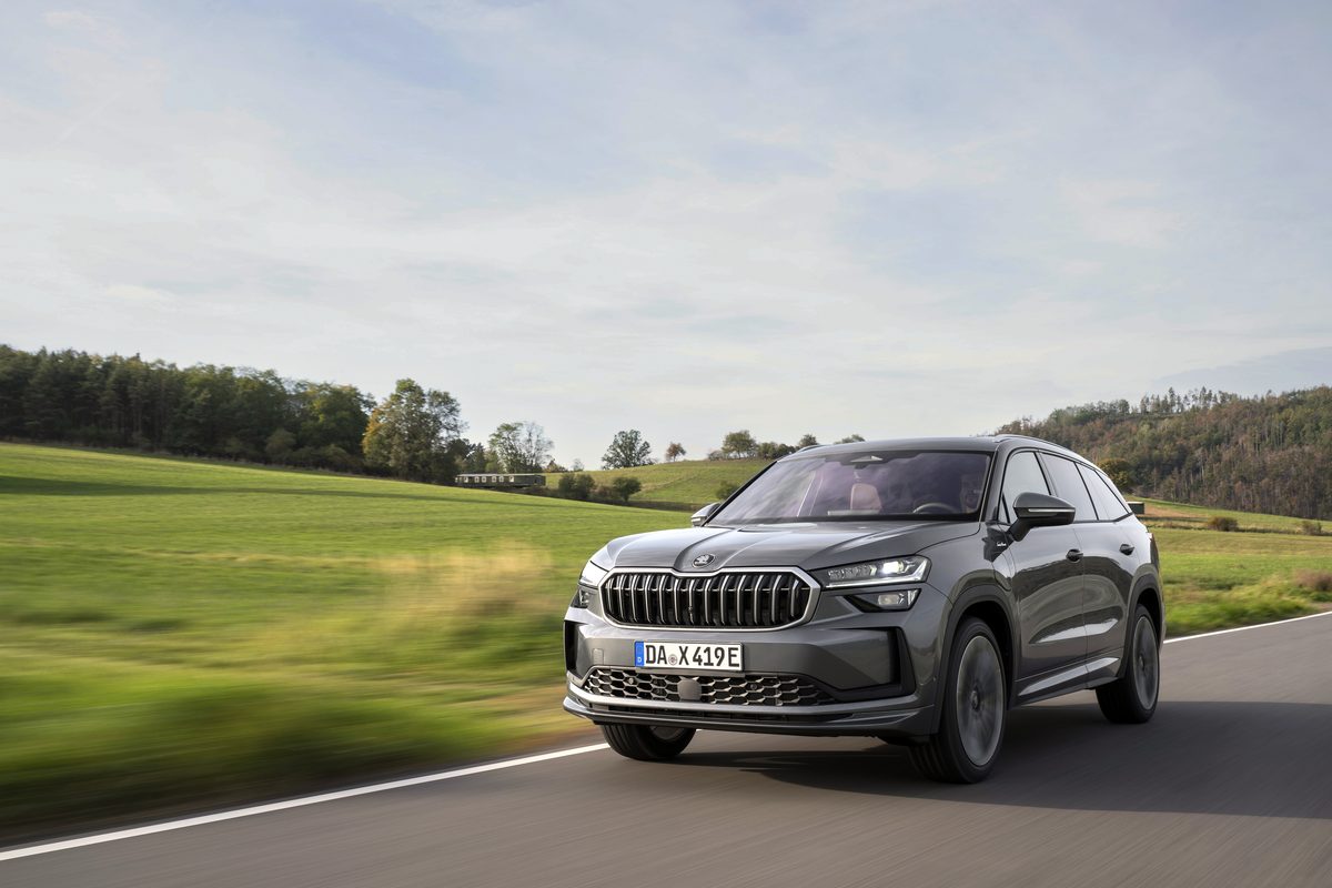 Škoda Kodiaq w wersji plug-in hybrid podczas jazdy po wiejskiej drodze