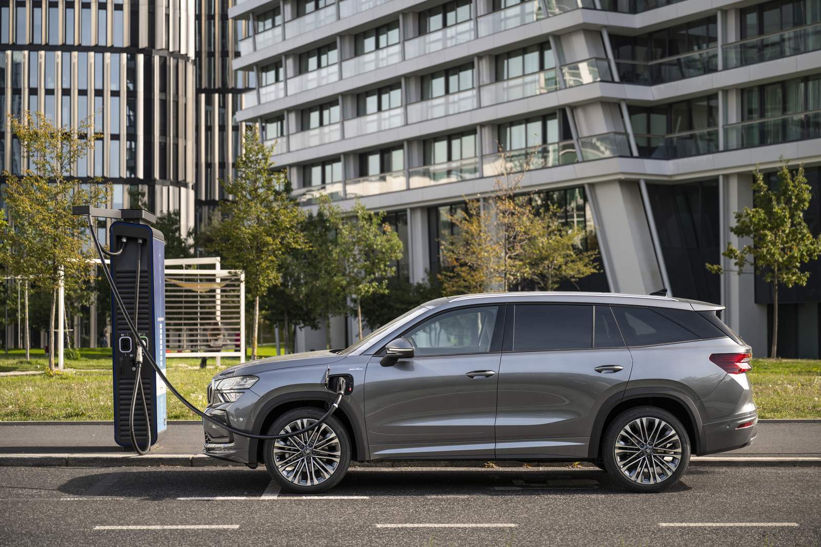 Škoda Kodiaq plug-in hybrid podłączony do ładowarki w mieście