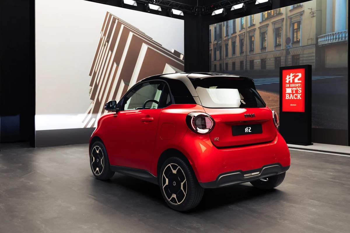smart #2 Premium w czerwonym lakierze laser red — widok z przodu, światła do jazdy dziennej