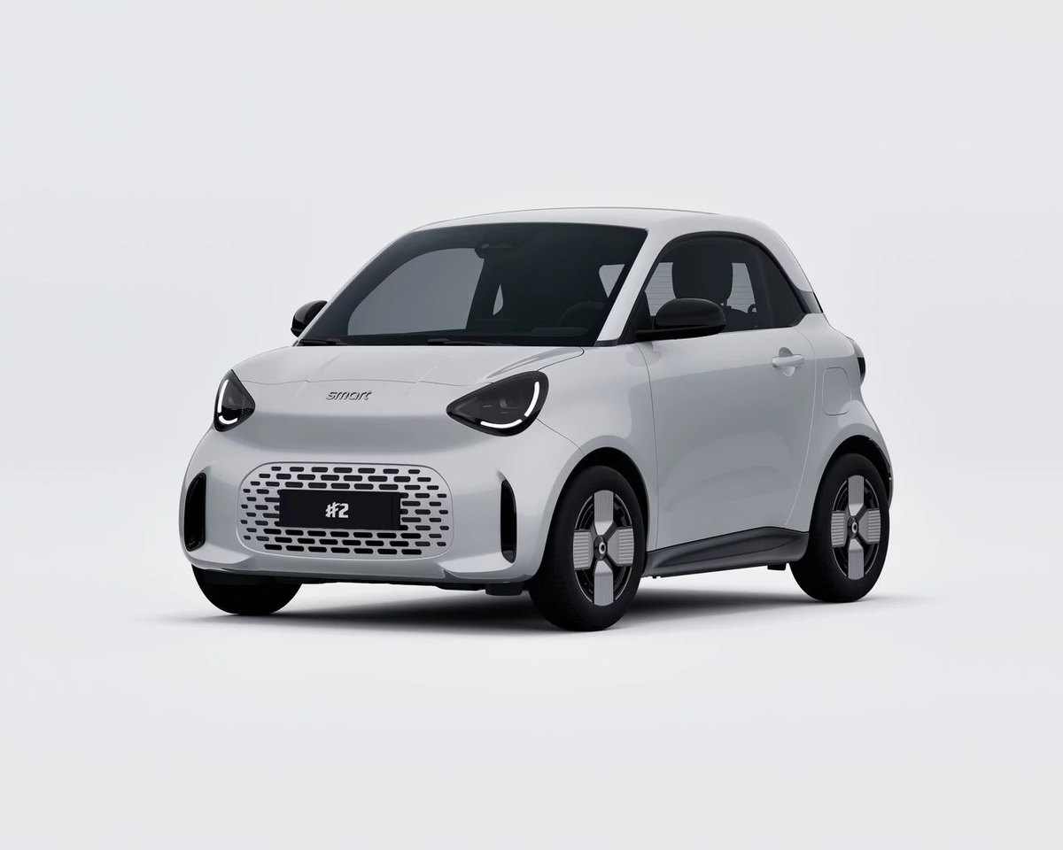Biały smart #2 w podstawowej wersji Pure stojący na ulicy