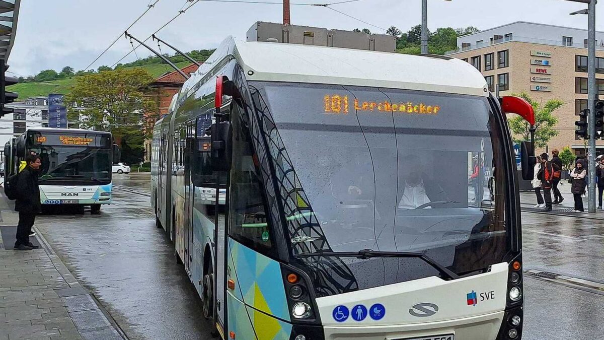 Przegubowy trolejbus Solaris Trollino 18 na ulicy w Esslingen