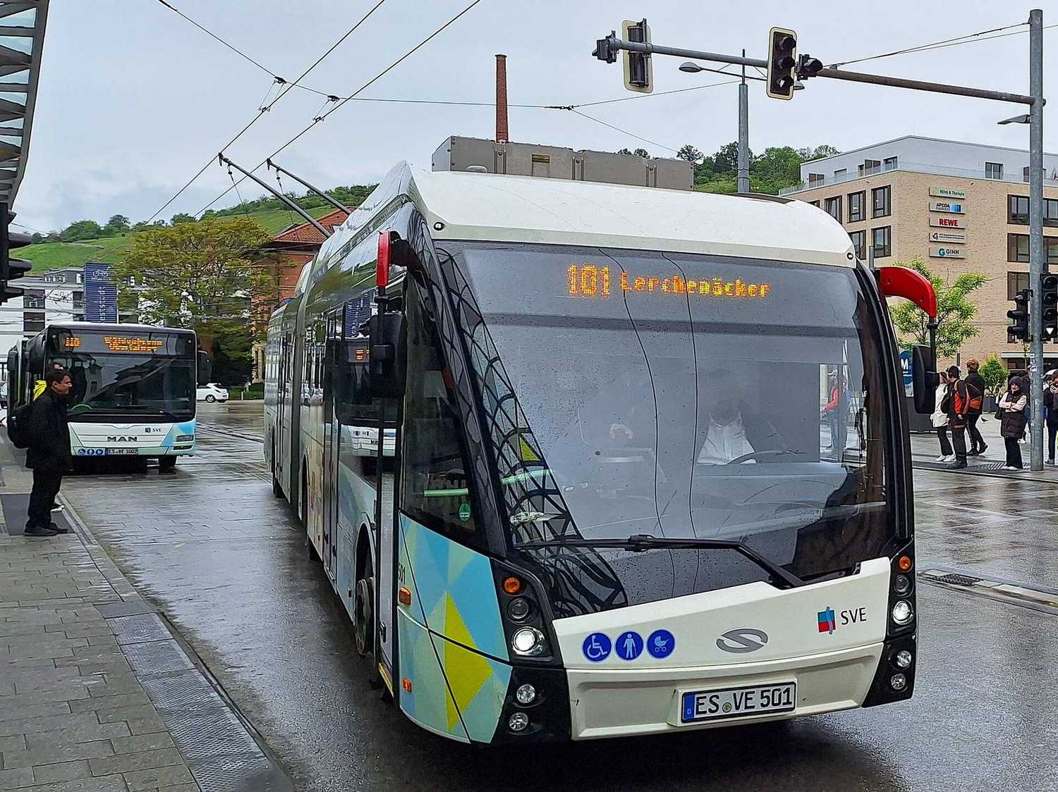 Przegubowy trolejbus Solaris Trollino 18 na ulicy w Esslingen