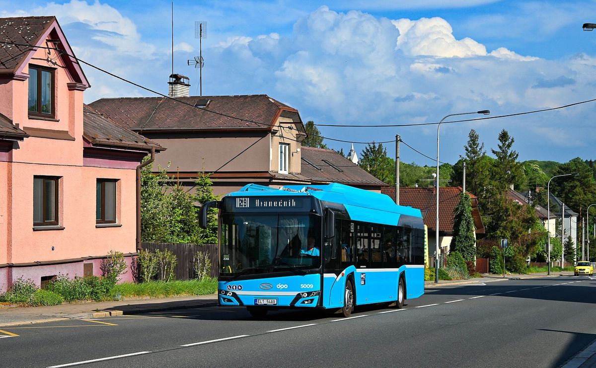 Elektryczny autobus Solaris Urbino 12 electric na ulicy w Ostrawie