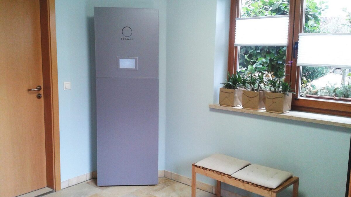 Sonnen niewypłacalność: domowy magazyn energii sonnenBatterie przy ścianie