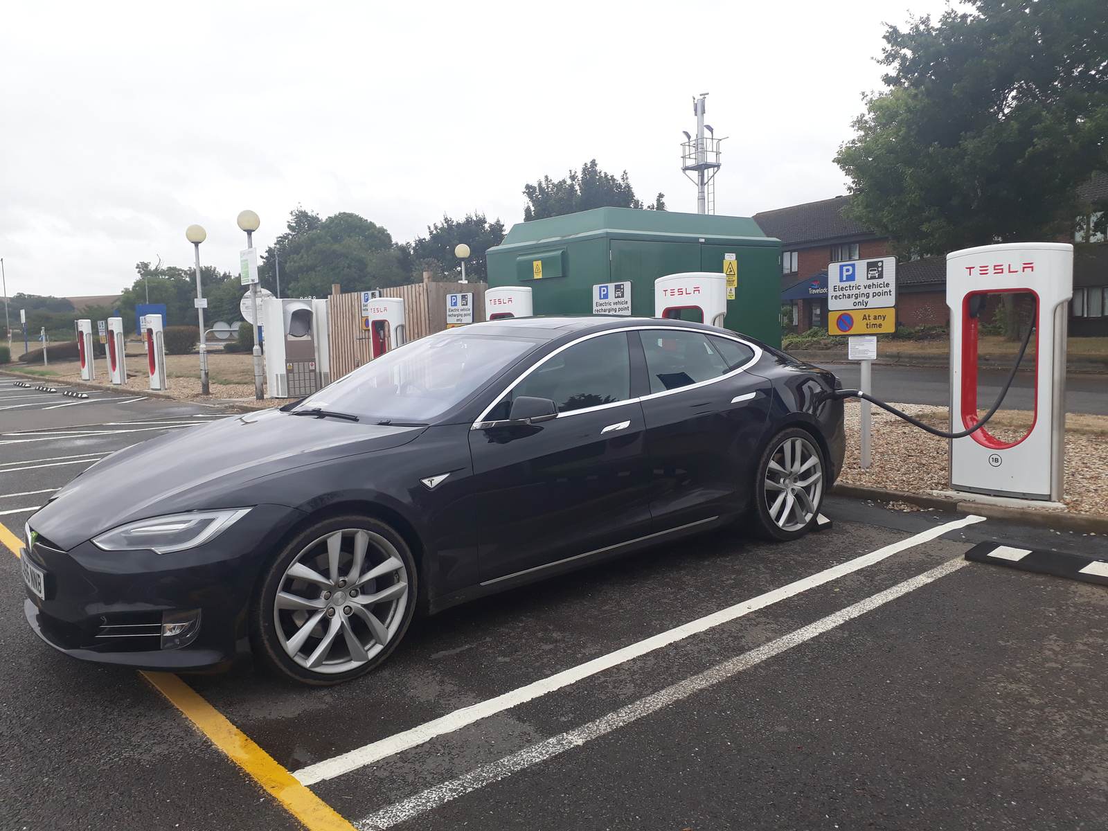 Stacja ładowania samochodów elektrycznych Tesla Supercharger przy drodze A1 w Grantham w Anglii