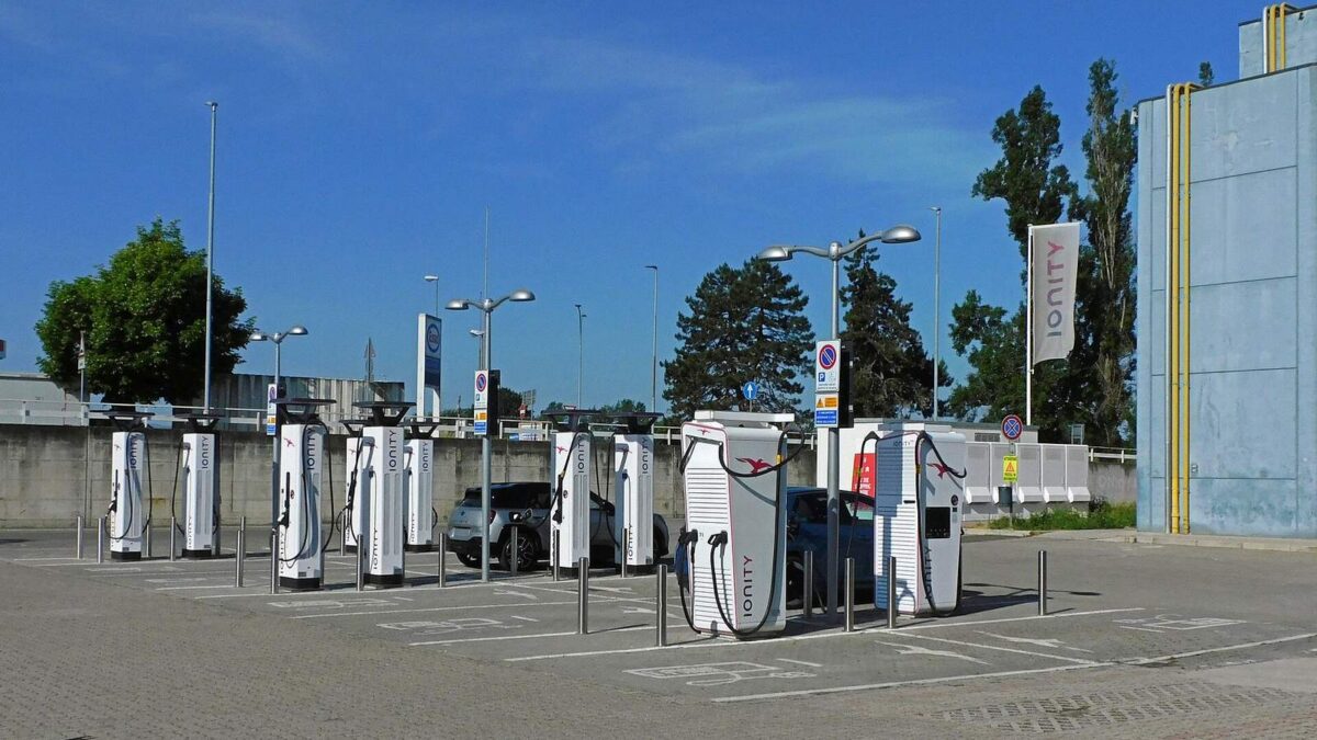 Elektryki zastąpiły ropę: samochody elektryczne na stacji szybkiego ładowania Ionity pod Bolonią