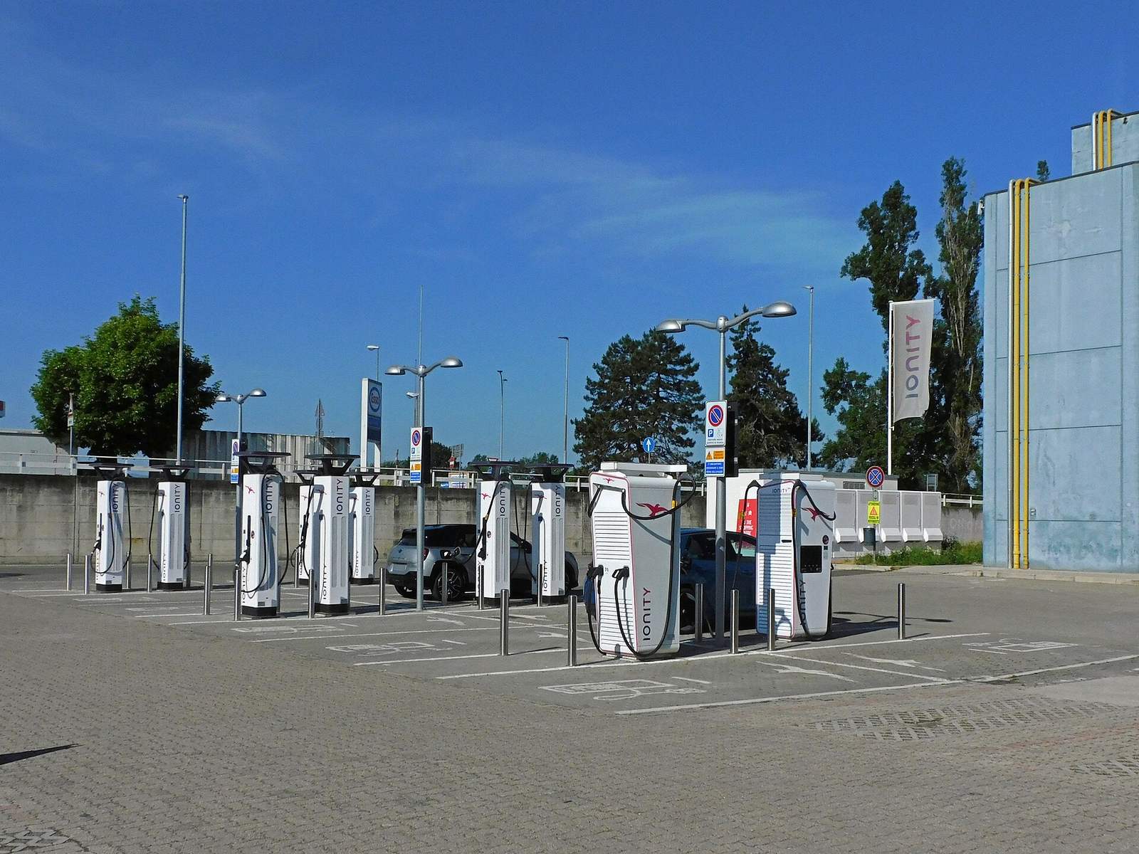 Elektryki zastąpiły ropę: samochody elektryczne na stacji szybkiego ładowania Ionity pod Bolonią