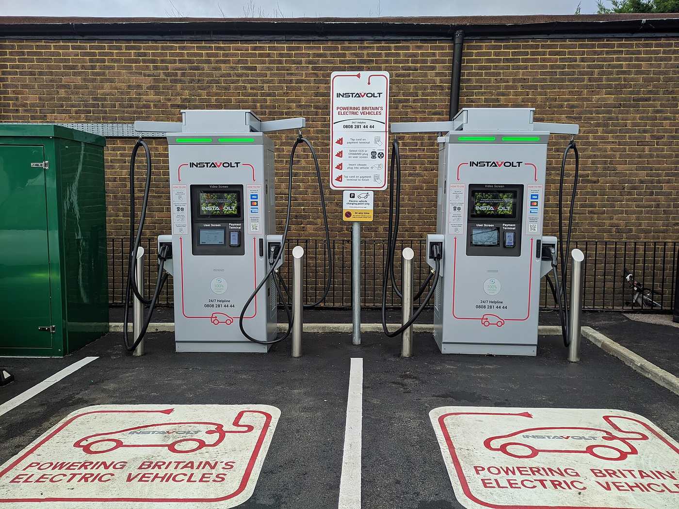 Dwa stanowiska ładowania samochodów elektrycznych na parkingu przy budynku