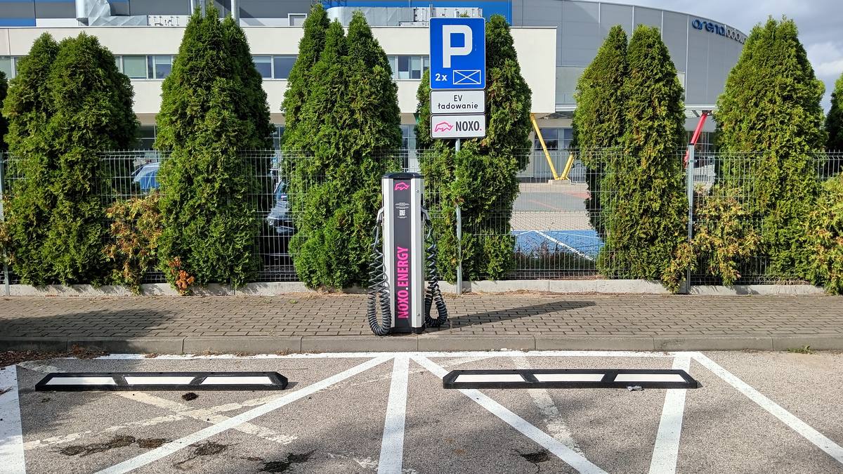 Punkt ładowania samochodów elektrycznych przy ulicy w Tomaszowie Mazowieckim