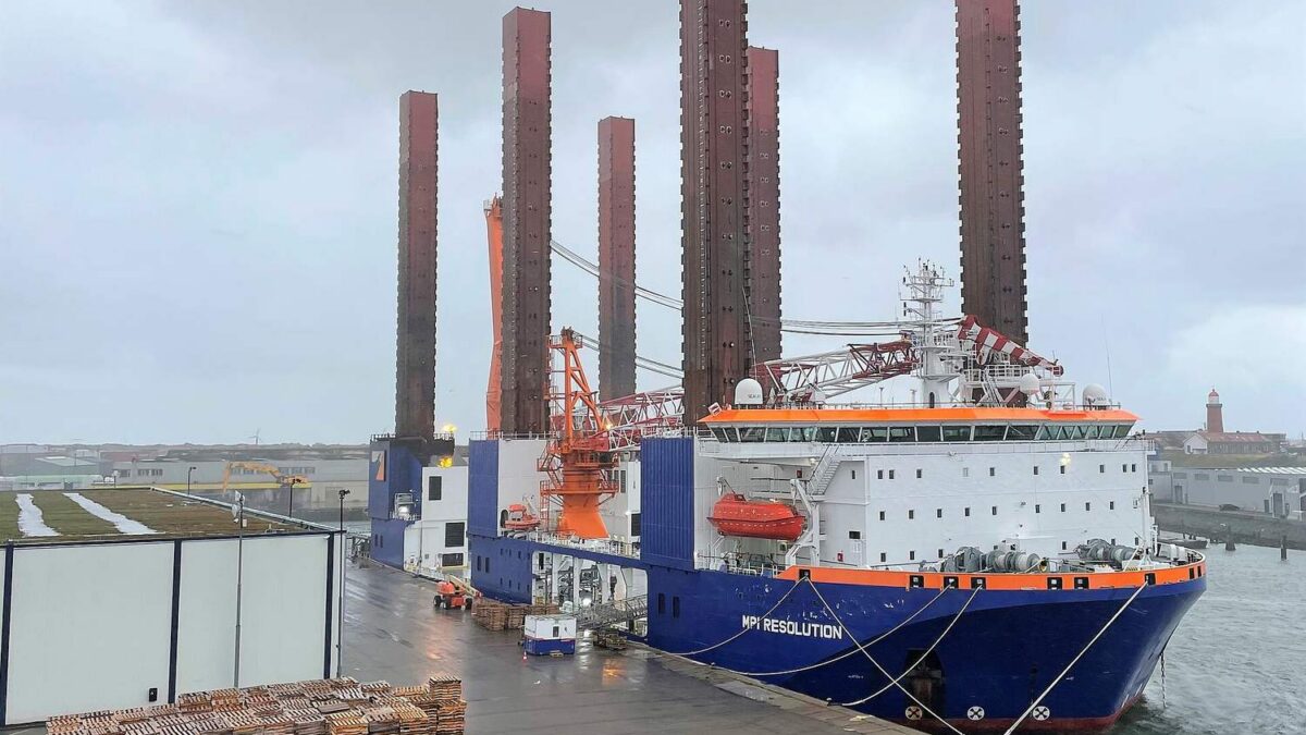 Statek instalacyjny do morskich farm wiatrowych MPI Resolution w porcie IJmuiden w Holandii