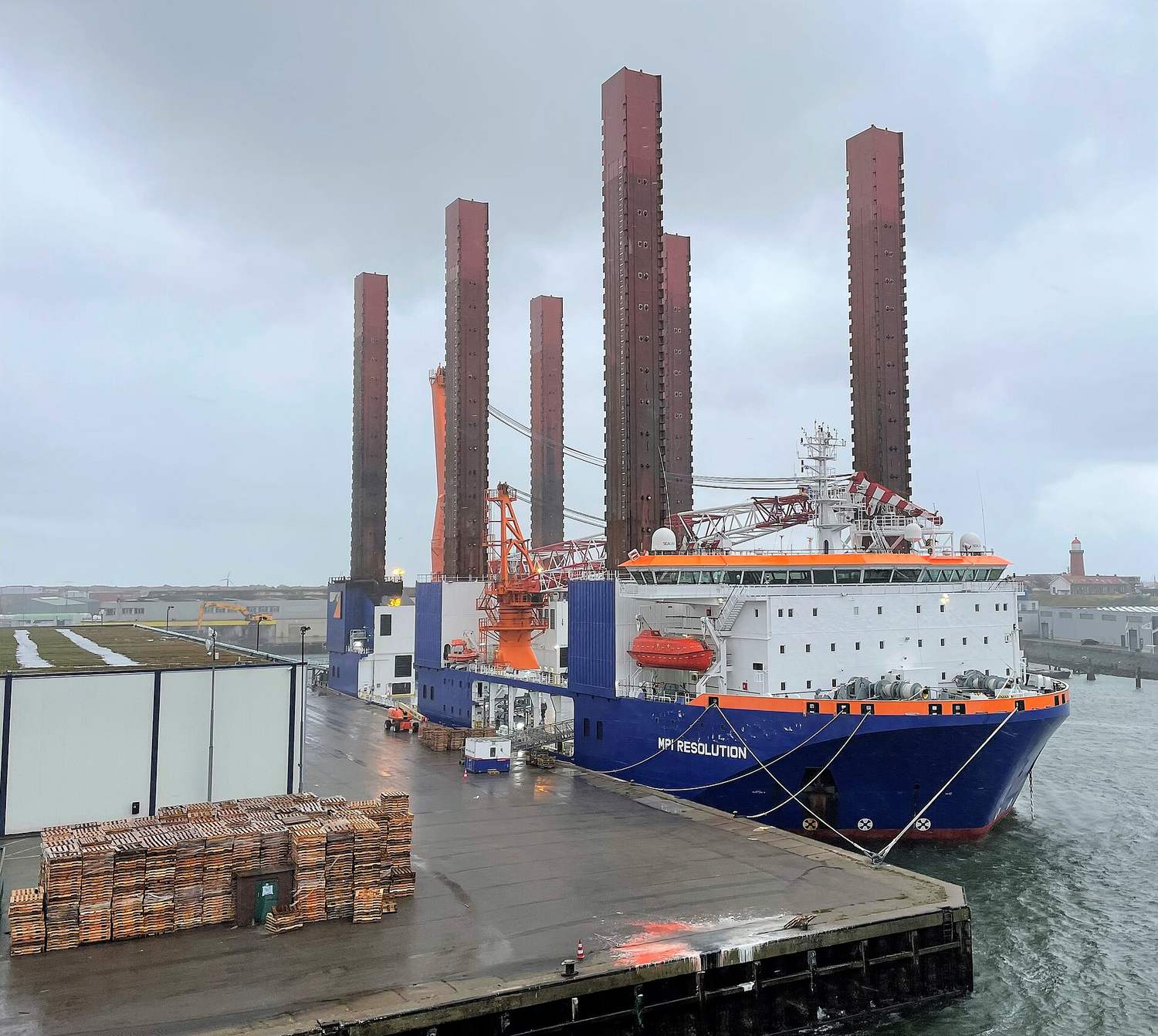 Statek instalacyjny do morskich farm wiatrowych MPI Resolution w porcie IJmuiden w Holandii