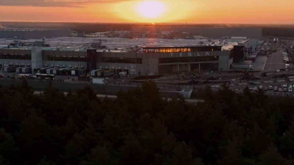 Zakład Tesla Gigafactory Berlin-Brandenburg w Grünheide pod Berlinem widziany z drona o zachodzie słońca