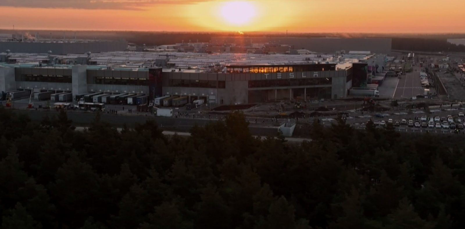 Zakład Tesla Gigafactory Berlin-Brandenburg w Grünheide pod Berlinem widziany z drona o zachodzie słońca