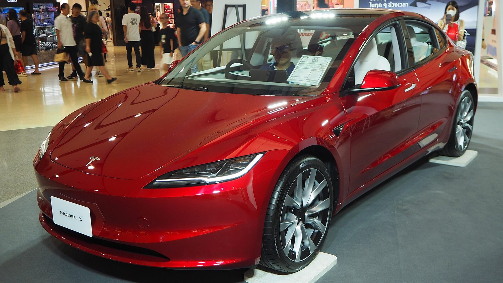 Czerwona Tesla Model 3 Highland Long Range AWD, czyli wersja z nowym silnikiem Tesli TL2 na przedniej osi