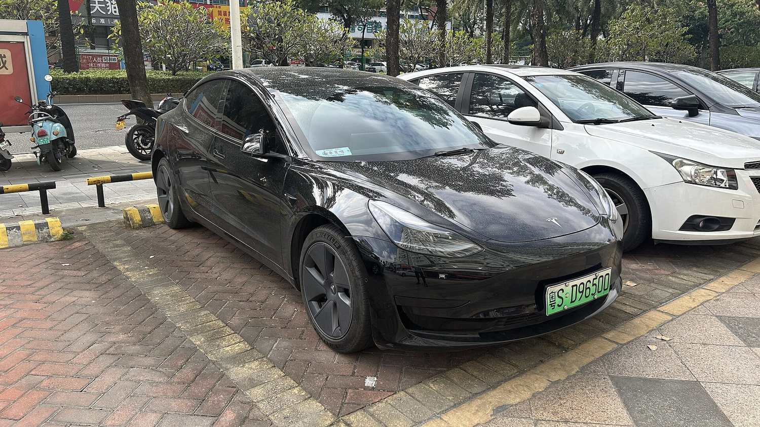 Używana Tesla Model 3 — wartość rezydualna elektryków po trzech latach