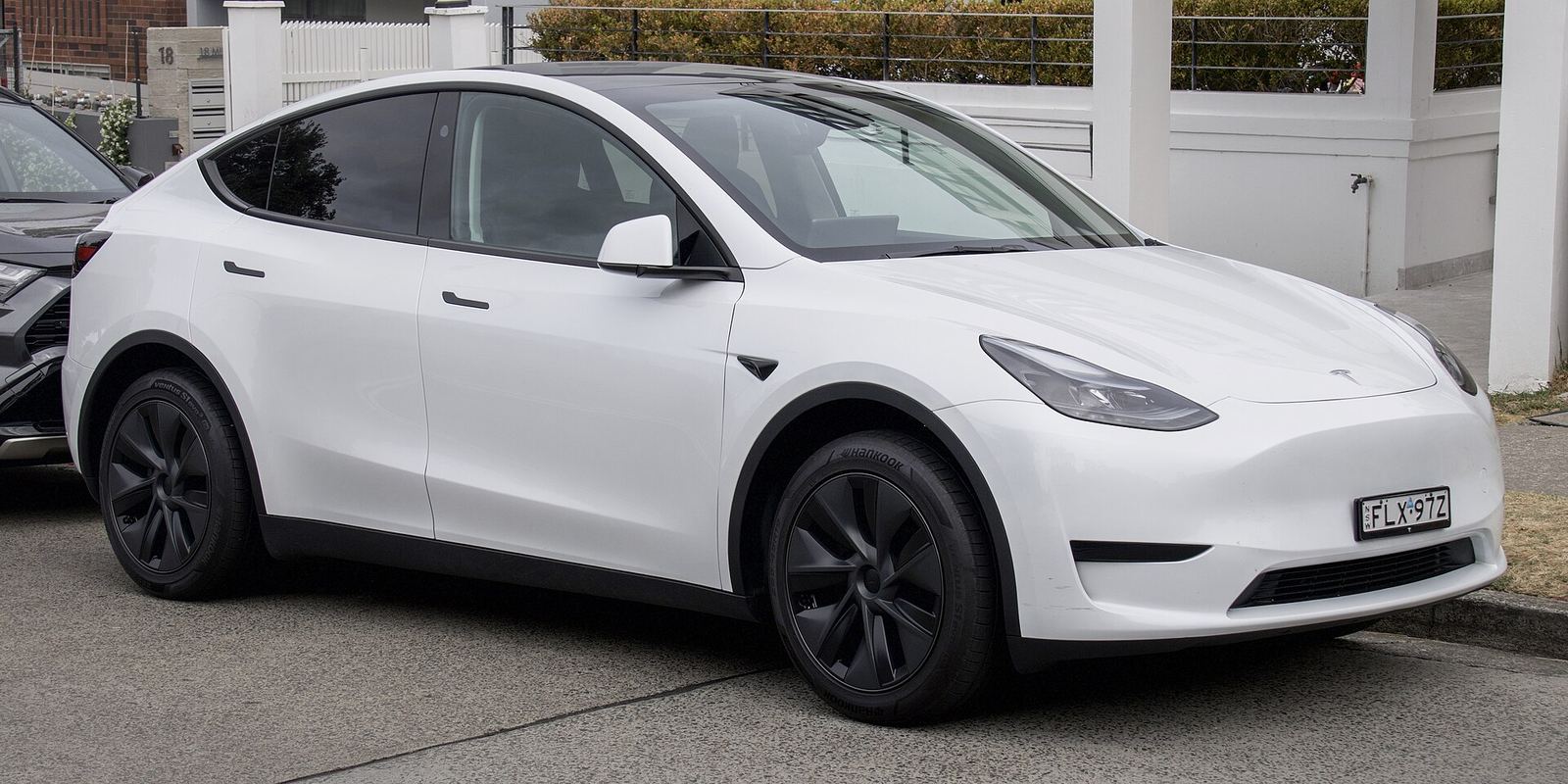 Tesla Model Y 2024 z przodu — model odpowiadający za większość dostaw Tesli w III kwartale 2026 roku