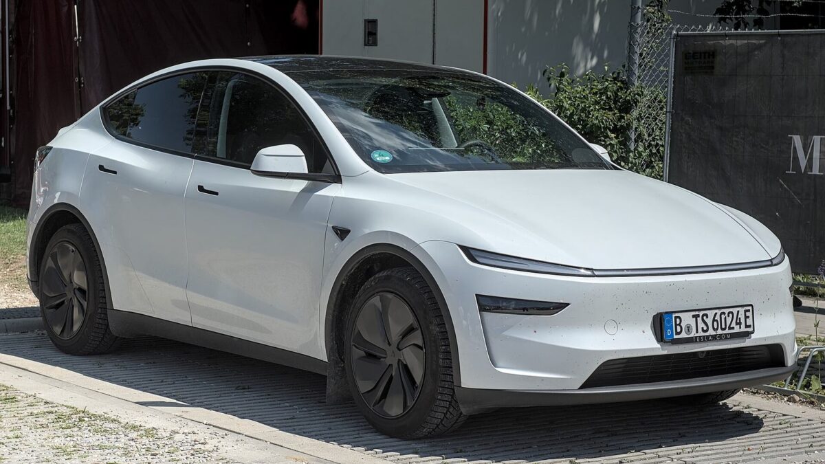 Biała Tesla Model Y nowej generacji — wyniki Tesli za III kwartał 2026