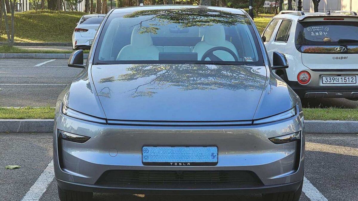 Srebrna Tesla Model Y Juniper Dual Motor, model z napędem AWD i nowym przednim silnikiem