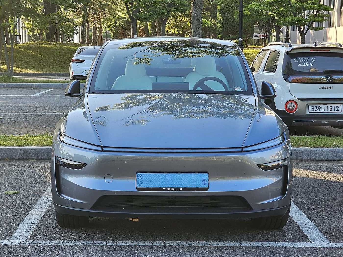 Srebrna Tesla Model Y Juniper Dual Motor, model z napędem AWD i nowym przednim silnikiem