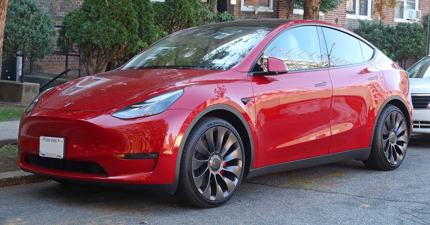 Tesla Model Y rok modelowy 2023 — drugie miejsce w rankingu wartości rezydualnej elektryków