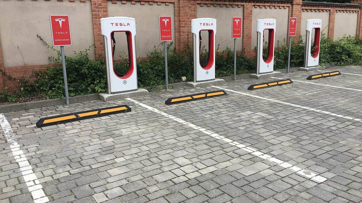 Cztery stanowiska Tesla Supercharger w Poznaniu — ceny ładowania w Polsce zależą od lokalizacji