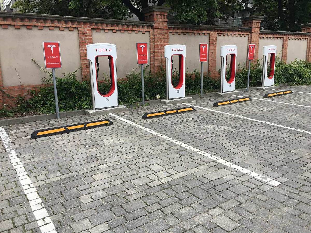 Cztery stanowiska Tesla Supercharger w Poznaniu — ceny ładowania w Polsce zależą od lokalizacji