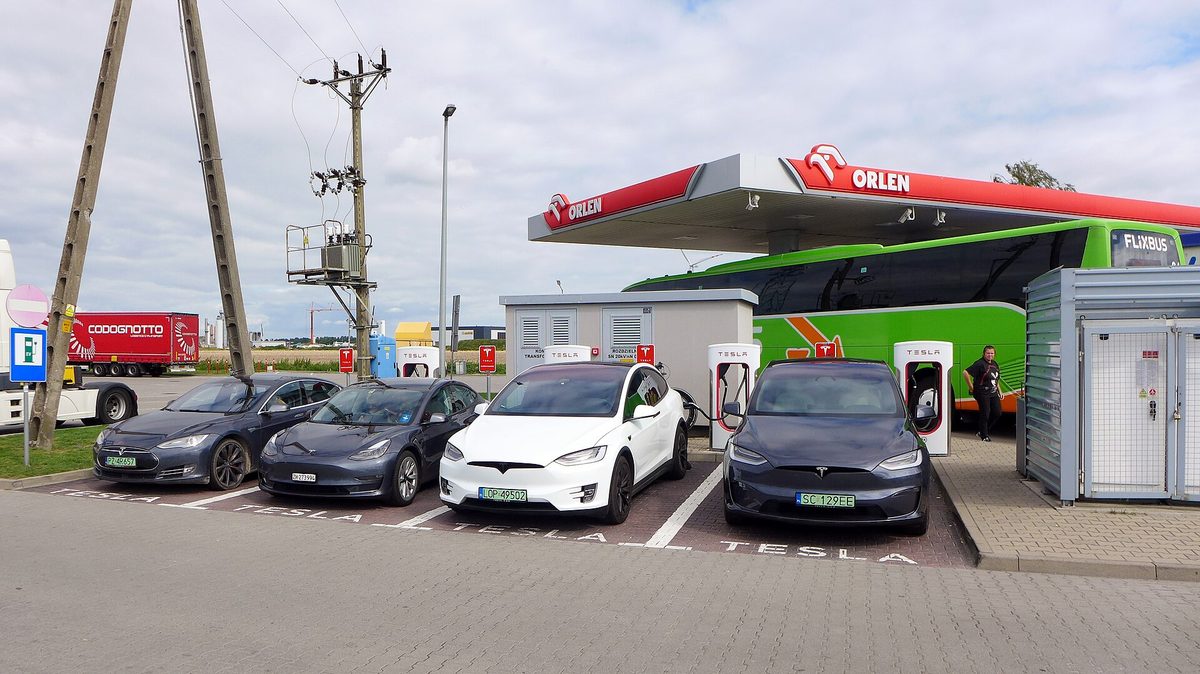 Cztery samochody Tesla na stacji Supercharger przy stacji paliw Orlen w Wichrowie
