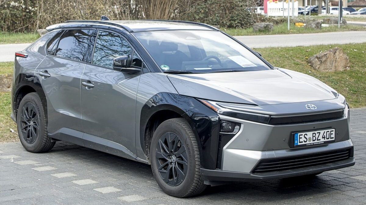 Toyota bZ4X 2026 w szarym lakierze, widok z przodu — elektryk napędzający sprzedaż Toyoty w Europie